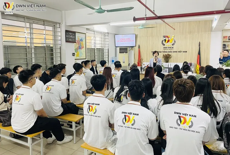 khai giang khoa tieng duc k148 1