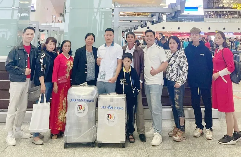 Tiễn bay 3 bạn học viên “cất cánh” đến CHLB Đức Tiễn bay 3 bạn học viên “cất cánh” đến CHLB Đức