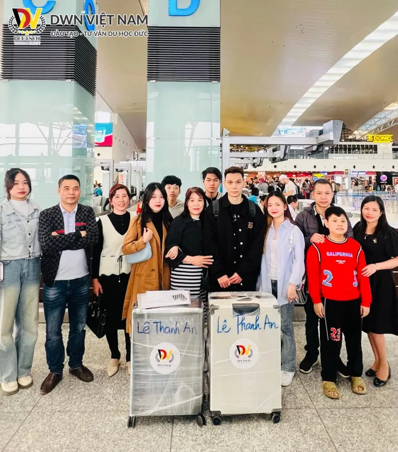 Tiễn bay 3 bạn học viên “cất cánh” đến CHLB Đức tien bay hoc vien den nuoc duc 1